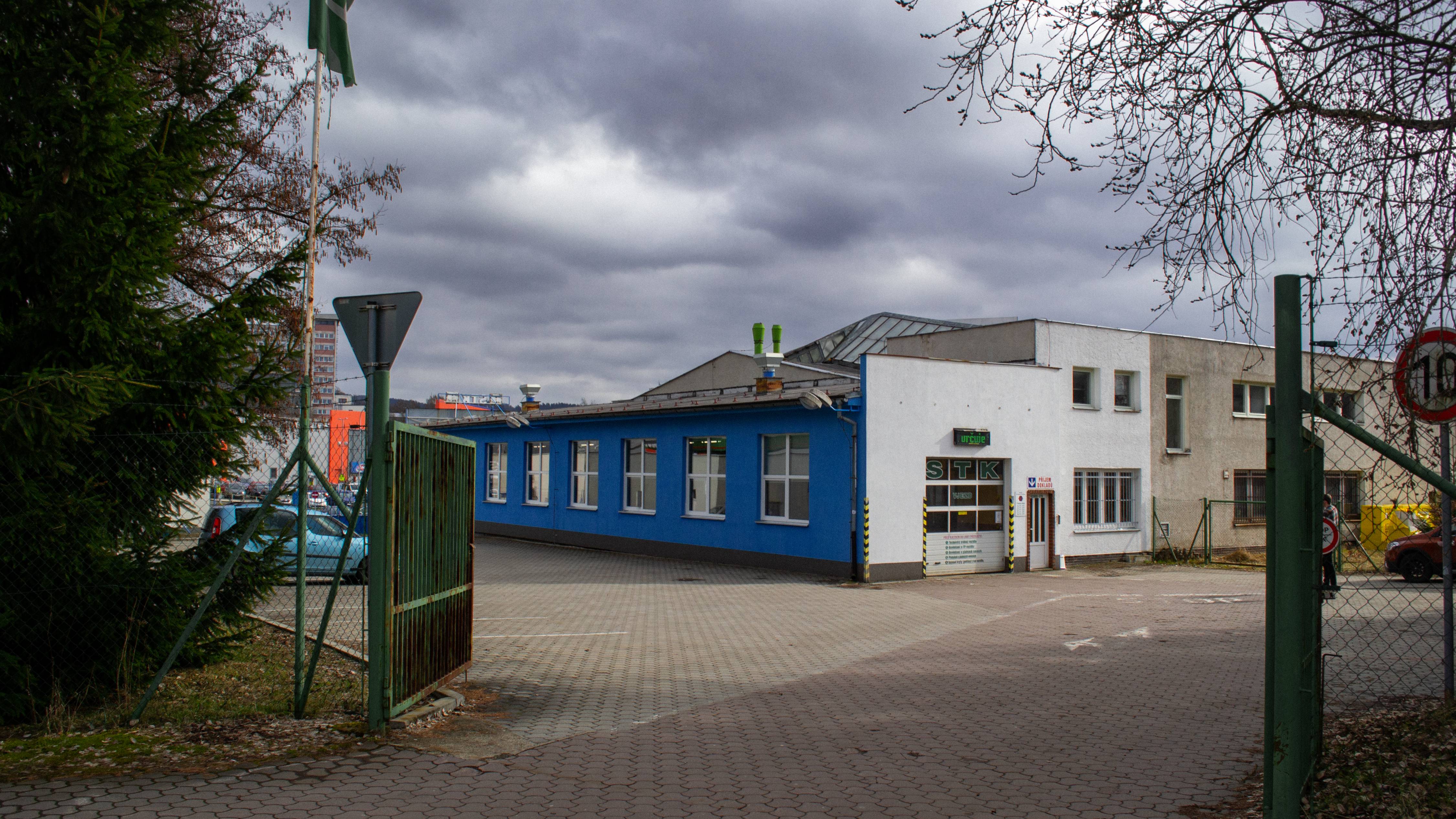 Pohled na hlavní vjezd do budovy z dálky